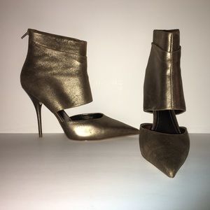 Women’s size 11 Gold/bronze pointy shootie